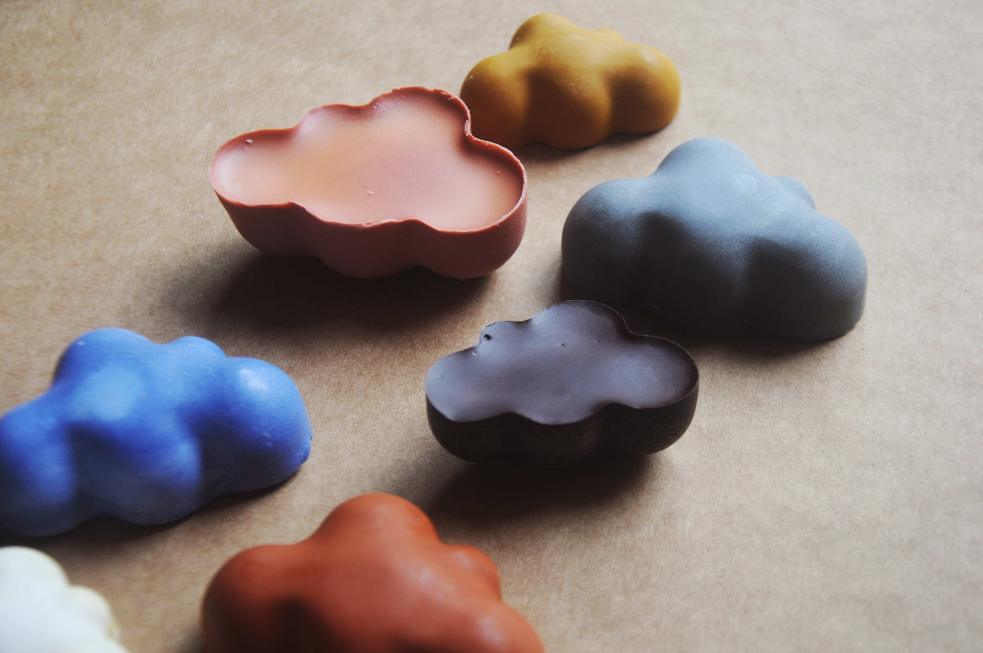 All-Natural & Non-Toxic Fluffy Cloud-Shaped Jumbo Beeswax Crayons – Set of 5 in a Tin