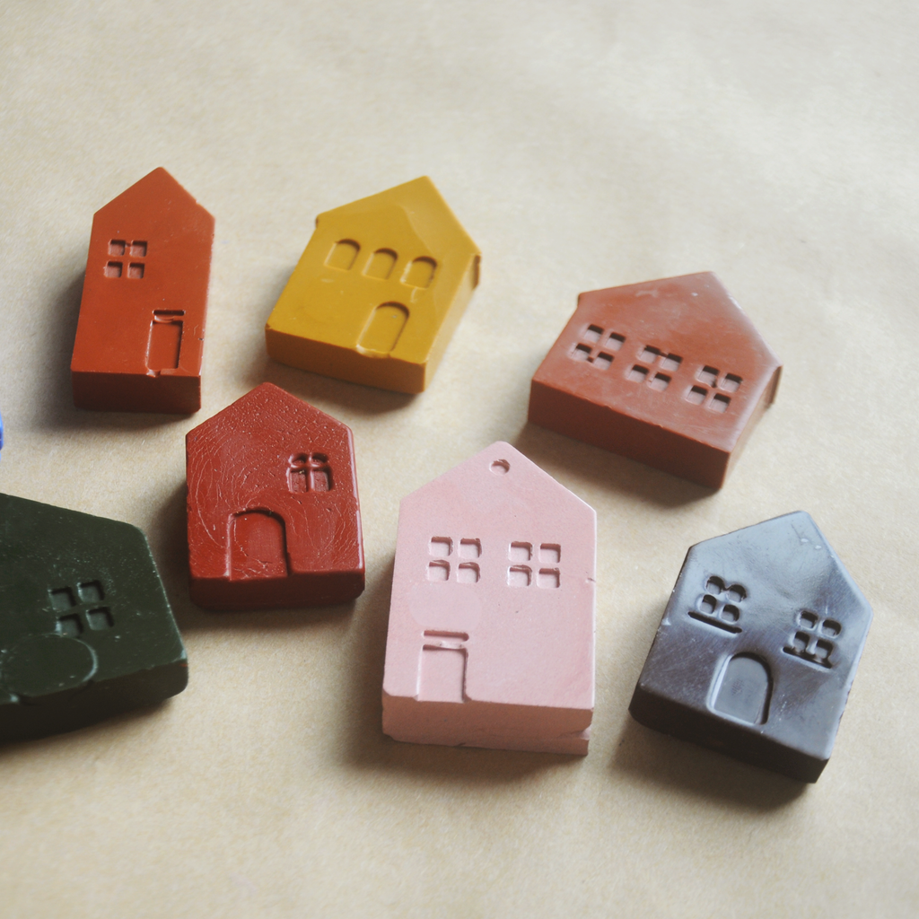 All-Natural & Non-Toxic Cosy Cabins – Natural Beeswax Crayon Set in a Tin
